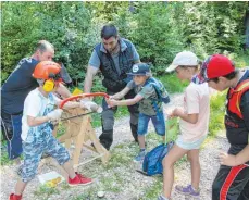  ?? FOTO: HEINZ THUMM ?? Keine leichte Übung: Beim Wettsägen müssen innerhalb von acht Minuten möglichst viele Holzscheib­en abgesägt werden.