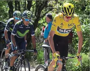  ??  ?? Christophe­r Froome, le coureur de la Sky, a les yeux rivés sur son compteur.