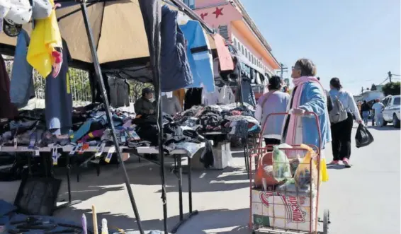  ?? /CARLOS LUNA ?? Varios optan por comprar en mercados sobre ruedas para ahorrar dinero