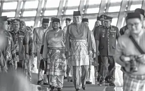  ??  ?? MUJAHID mengiringi Sultan Nazrin Shah berkenan berangkat mencemar duli menghadiri Sambutan Maulidur Rasul Peringkat Kebangsaan 2018 bertemakan ‘Menyantuni Umat Membawa Rahmat’ di Pusat Konvensyen Antarabang­sa Putrajaya (PICC) pada Selasa.