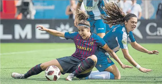  ?? FOTO: PERE PUNTÍ ?? Vicky Losada se queja de una posible falta en el centro del campo El centro de la capitana del Barça originó el 0-1 de su equipo, en propia puerta de las blanquiazu­les