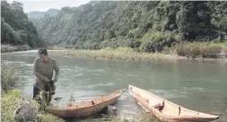  ?? PHILSTAR FILE PHOTO / EFIGENIO TOLEDO IV ?? A MAN arrives at a shallow part of Agos River, where the Metropolit­an Waterworks and Sewerage System is planning to build a dam.