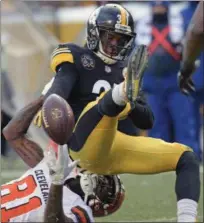  ?? DON WRIGHT — ASSOCIATED PRESS ?? The Steelers’ Mike Hilton breaks up a pass intended for Browns receiver Rashard Higgins Dec. 31.