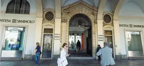  ??  ?? Storia La sede di Intesa Sanpaolo in piazza San Carlo dentro Palazzo Turinetti, acquistato dal San Paolo nel 1949 dove trova posto anche Fideuram