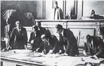  ?? ?? Ο Ισμέτ Πασάς υπογράφει τη Συνθήκη της Λωζάννης με χρυσή πένα, που του έστειλε ο Κεμάλ.