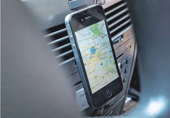  ?? FOTO: DPA ?? Das Smartphone als Navigation­ssystem verfügt oft über aktuellere Karten als die Autosoftwa­re.