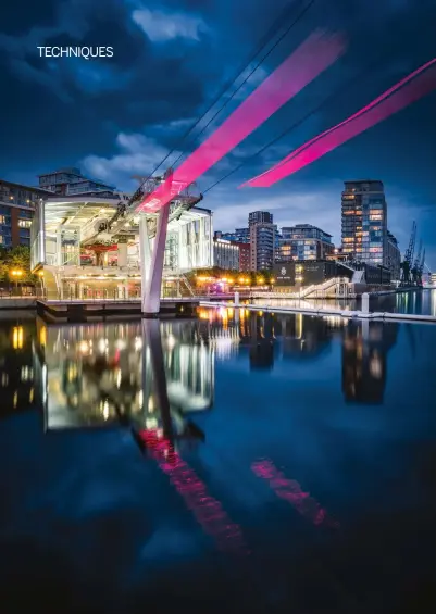  ??  ?? EMIRATES AIR LINE
A long exposure smooths the water and creates eye-catching light trails from the gondolas above
Above left