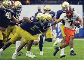  ?? RICK SCUTERI - THE ASSOCIATED PRESS ?? Oklahoma State running back Jaylen Warren (7) runs against Notre Dame during the second half of the Fiesta Bowl NCAA college football game, Saturday, Jan. 1, 2022, in Glendale, Ariz.