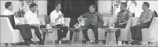  ??  ?? BAHAS JAKARTA: Dari kiri, Kepala BIN Budi Gunawan, Menko Polhukam Wiranto, Presiden Jokowi, Wapres Jusuf Kalla, Panglima TNI Jenderal Gatot Nurmantyo, dan Kapolri Jenderal Tito Karnavian di beranda belakang Istana Merdeka kemarin. SEPRES