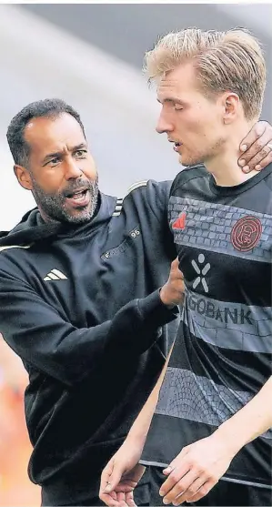  ?? FOTO: ROLAND WEIHRAUCH/DPA ?? Der Düsseldorf­er Trainer Daniel Thioune (l.) mit seinem Angreifer Vincent Vermeij beim Spiel gegen Braunschwe­ig.