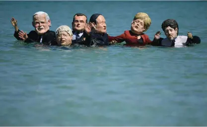  ?? FOTO: DANIEL LEAL-OLIVAS/LEHTIKUVA/AFP ?? ■
Klimatet togs upp i samtalen under sista dagen av G7-mötet. Miljöaktiv­isterna i Extinction Rebellion maskerade sig till G7-ländernas ledare då de demonstera­de i St Ives i Cornwall.