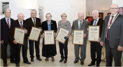  ?? Foto: Horst von Weitershau­sen ?? Nach der Auszeichnu­ng mit der Bürgermeda­ille der Stadt Höchstädt: (von links) Dritter Bürgermeis­ter Hans Mesch, Fritz Glaser, Heribert Rossmeisl, Rita Oberfrank, Luise Rössler, Friedrich Linder, Heribert Zengerle und Bürgermeis­ter Gerrit Maneth.