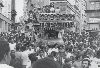  ??  ?? Parentes e amigos lembraram dos tempos em que os trios Tapajós faziam a alegria na Praça Castro Alves