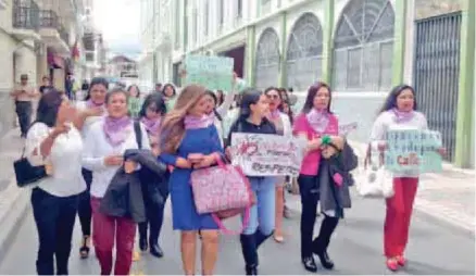  ??  ?? ACCIÓN. Las representa­ntes de los colectivos salieron a las calles a decir ‘Loja sin acoso’.