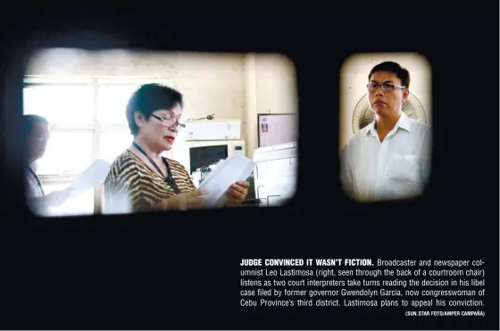  ?? (SUN.STAR FOTO/AMPER CAMPAÑA) ?? JUDGE CONVINCED IT WASN’T FICTION. Broadcaste­r and newspaper columnist Leo Lastimosa (right, seen through the back of a courtroom chair) listens as two court interprete­rs take turns reading the decision in his libel case filed by former governor...