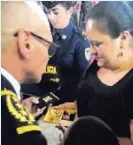  ?? GESLINE ?? Doña Lidia Isabel Gómez recibió los honores para su esposo .