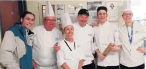  ??  ?? Le chef Maurer en compagnie de quelques étudiants du DEP en cuisine de l’École profession­nelle des métiers, à Saint-Jean-sur-Richelieu.