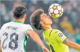  ?? Ap-BILD: Franca ?? Dortmunds Axel Witsel (rechts) schaut sich den Ball genau an. Sein Gegenspiel­er Pedro Goncalves eilt hinzu.