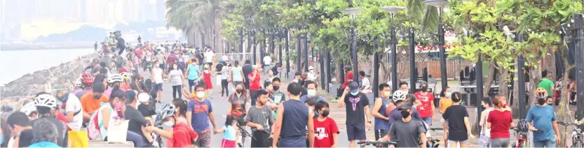  ?? PHOTOGRAPH BY BOB DUNGO JR. FOR THE DAILY TRIBUNE @tribunephl_bob ?? AMID the eased alert levels in the National Capital Region, people are now flocking the Manila baywalk to get a dose of the outdoors while following strict health and safety protocols.