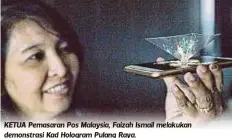  ??  ?? KETUA Pemasaran Pos Malaysia, Faizah Ismail melakukan demonstras­i Kad Hologram Pulang Raya.