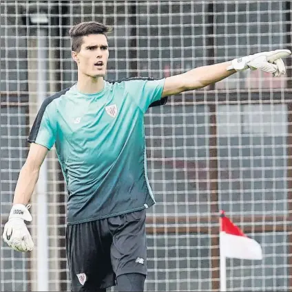  ?? FOTO: MIREYA LÓPEZ ?? Baja
Hodei Oleaga, durante un entrenamie­nto con la primera plantilla del Athletic