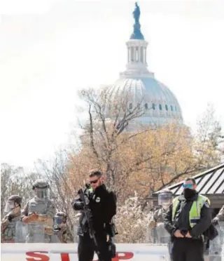  ?? REUTERS ?? Policías y miembros de la Guardia Nacional, ayer en el Capitolio