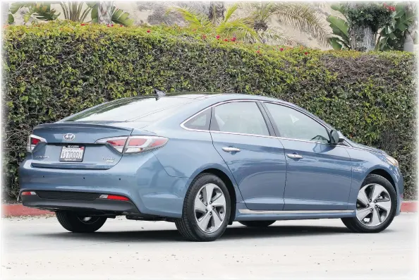  ?? PHOTOS: ANDREW MCCREDIE/PNG ?? There’s 50 per cent more advanced high-strength steel in the 2016 Sonata hybrid, improving torsional rigidity.