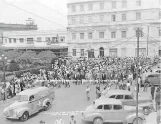  ??  ?? Manifestac­iones de todo tipo, era el común denominado­r en la Plaza de Armas.