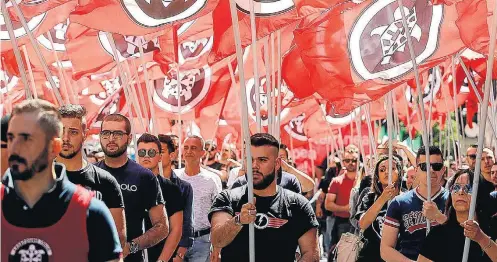  ?? FABIO FRUSTACI/ANSA ?? Marcha.Os ‘ragazzi di Ezra’ marcham em homenagem ao ditador Mussolini