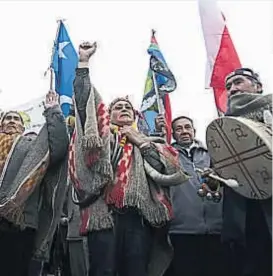  ??  ?? Mapuches. No son los únicos indígenas que reclaman sus derechos.