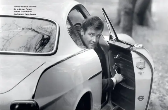  ?? ?? Tombé sous le charme de la Volvo, Roger Moore la conduira également hors écran.