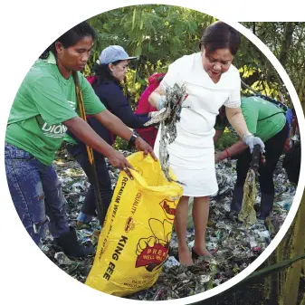  ?? JESSE BUSTOS ?? Senator Villar, Chairperso­n of the Senate Committee on Environmen­t and Natural Resources, leads more than 1,300 volunteers in collecting and sorting garbage along the coastline of the 175-hectare Las Piñas-Parañaque Wetland Park on Sept. 22 in observance of Internatio­nal Coastal Cleanup Day.