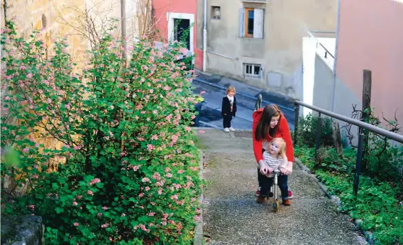  ??  ?? Grâce à des prix plus doux que d’autres quartiers lyonnais, Bissardon attire de nombreuses familles avec des enfants.