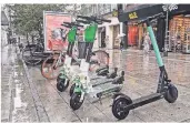  ?? RP-FOTO: C. SCHRÖTER ?? Die E-Scooter von Lime und weiteren Anbietern sind wieder auf den Straßen.