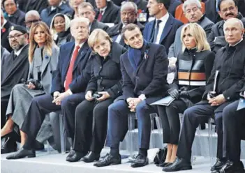  ??  ?? O Trump, Merkel, Macron y Putin durante la ceremonia de ayer en París.
