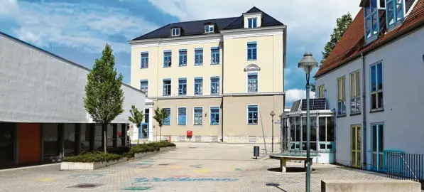  ?? Foto: Silvio Wyszengrad ?? Die Werner-Egk-Grundschul­e in Oberhausen soll laut einem gemeinsame­n Fraktionsa­ntrag aus dem Stadtrat umbenannt werden.