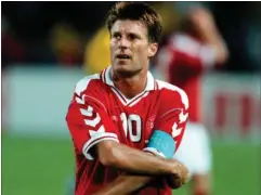  ?? FOTO: KIM AGERSTEN ?? Michael Laudrup river anførerbin­det af armen for sidste gang efter kampen mod Brasilien.