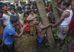  ?? DAR YASIN, THE ASSOCIATED PRESS ?? Rohingya Muslims in Bangladesh interrogat­e a suspected child trafficker on Friday.