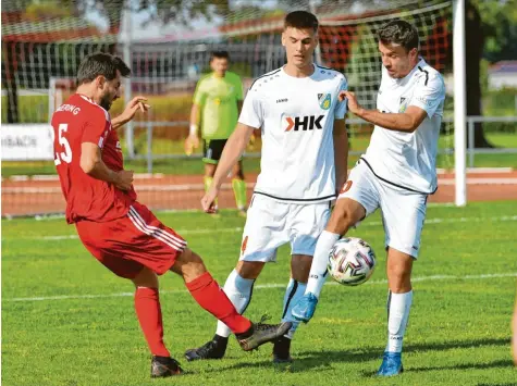  ?? Foto: Rudi Fischer ?? Dean Mijailovic und Adnan Muminovic vom SV Cosmos Aystetten bremsen Merings Dominik Schön. Mit einem 1:1‰Unentschie­den konnte nach sechs Niederlage­n in Folge auch der freie Fall gestoppt werden.