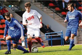  ?? FOTO: TOM OSTERMANN ?? Petar Popovic (Mitte) war einer der weniger Lichtblick­e im bisherigen Saisonverl­auf des 1. FC Viersen. Mit sieben Treffer ist er der beste Torschütze seiner Mannschaft in der Landesliga.