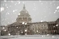  ?? (AP/J. Scott Applewhite)
in ?? A winter storm delivers heavy snow Monday to the Capitol
Washington. Video at arkansason­line.com/14snow/.