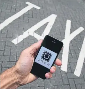  ?? TOBY MELVILLE / REUTERS ?? Uber contacta a usuarios con conductore­s profesiona­les