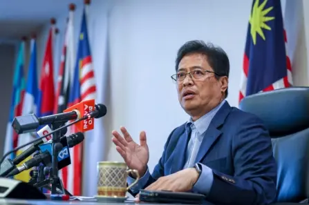  ?? — Bernama photo ?? Azam says the investigat­ion would be on two issues: why the company selected to manage the government’s vehicles was given the job, and why the intention to give the project to another company was cancelled even though the other company received a LOI from the Finance Ministry.