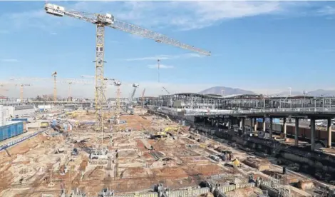  ?? FOTO: MARIO TELLEZ ?? Obras del futuro terminal aéreo de Santiago. Panel técnicoLa instancia fue creada para resolver discrepanc­ias en torno a las concesione­s públicas