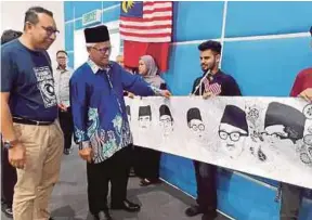  ?? [FOTOMOHD SABRAN MD SANI /BH] ?? Khairuddin (dua dari kiri) melihat lukisan enam Perdana Menteri dihasilkan pelajar sempena Majlis Sambutan Hari Kemerdekaa­n Peringkat KYPJ di Kulai.