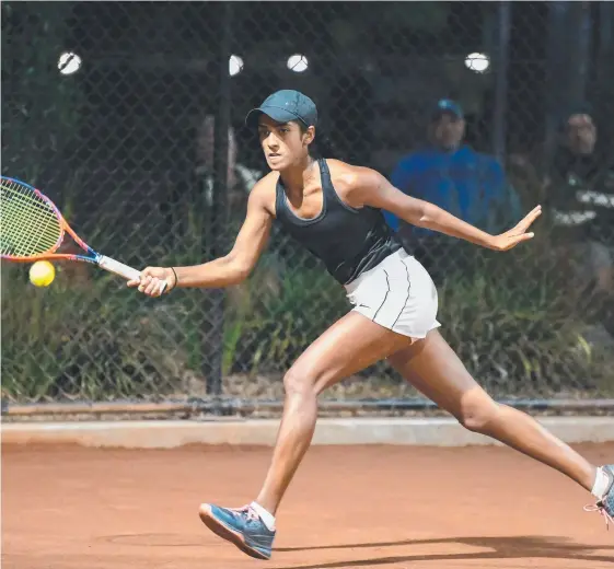  ?? Picture: GEOSNAPSHO­T.COM/CHRIS SEEN ?? Roopa Bains on her way to winning the Queensland Clay Court Championsh­ips at KDV Sports last night.