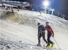  ?? FOTO: LI ?? Tourengehe­r an der Alpspitze bei Nesselwang: Wie in einigen anderen Skigebiete­n gibt es hier einmal wöchentlic­h einen Tourenaben­d.