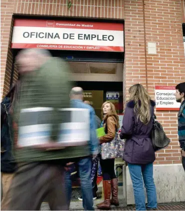  ?? Foto: dpa/Fernando Villar ?? Junge Arbeitslos­e vor einem Arbeitsamt nahe Madrid. Im Sommer sieht es für sie nicht besser aus.