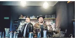  ?? RP-FOTO: ANDREAS BRETZ ?? Hong Truong (l.) und Alyn Le Dang haben an der Flurstraße die Gin-Bar „The Ace“eröffnet.