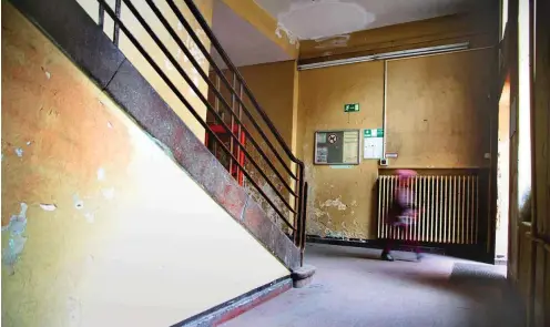  ?? Foto: dpa/Stefan Schaubitze­r ?? »Zunehmende­r Verfall der Schulinfra­struktur« – Blick in das Treppenhau­s einer Berliner Grundschul­e